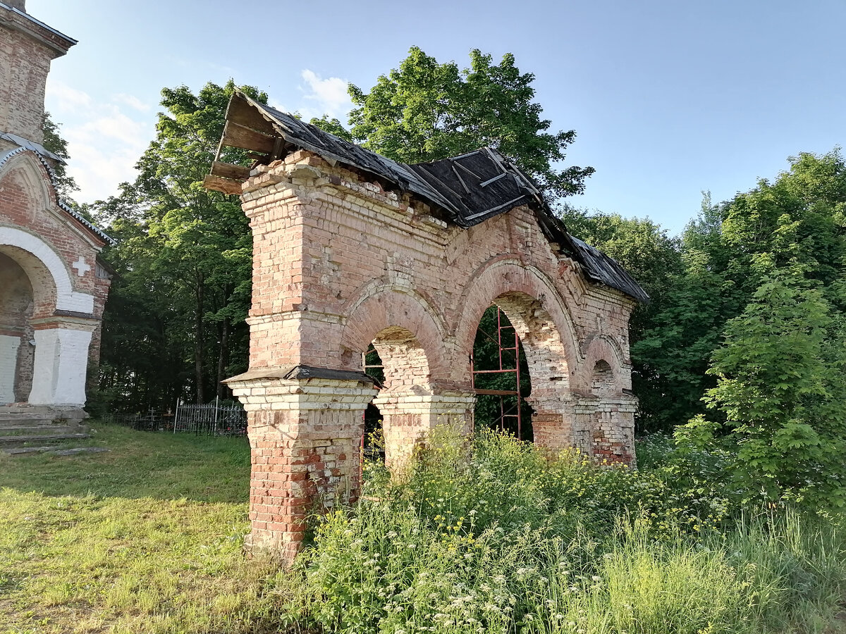 Сохранились ворота на территорию Церкви Николая Чудотворца. Изгородь была разрушена.