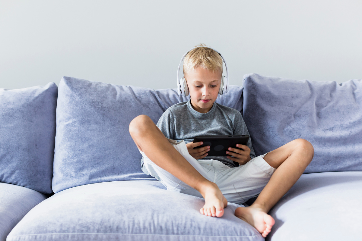 <a href="https://ru.freepik.com/free-photo/little-boy-having-fun-with-tablet-earphones_3457895.htm#fromView=search&page=1&position=20&uuid=00875bba-ecfb-4b40-92ef-9e824f85969f&query=%D1%80%D0%B5%D0%B1%D0%B5%D0%BD%D0%BE%D0%BA+%D1%81+%D0%B3%D0%B0%D0%B4%D0%B6%D0%B5%D1%82%D0%BE%D0%BC">Изображение от freepik</a>