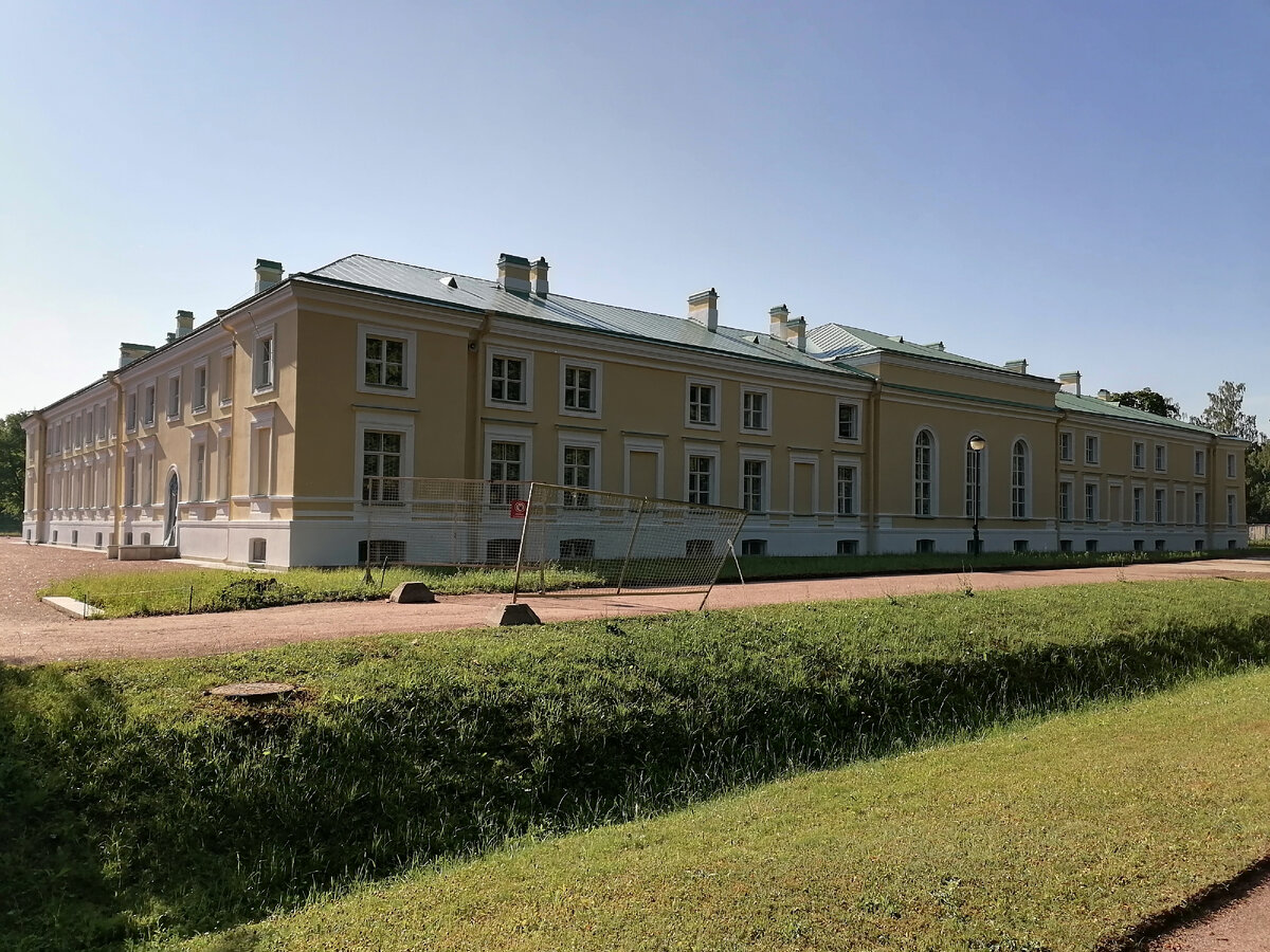 Кухонный (с конца XIX в. Кавалерский) корпус (Верхний парк, 4) постройки 1765-67 гг. Современный вид приобрел после реконструкций конца XIX в.