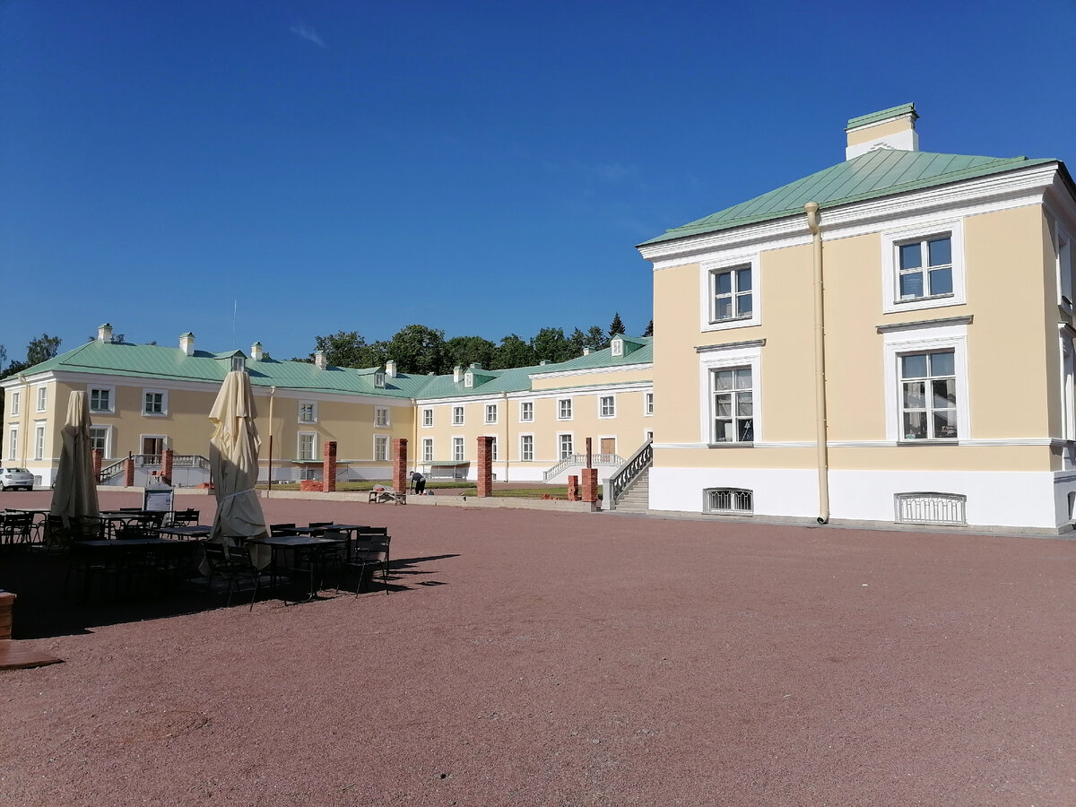 Он же со стороны зверинца