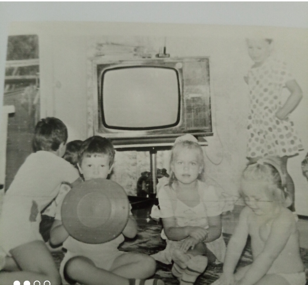 Дети с соседями играют в нашей квартире