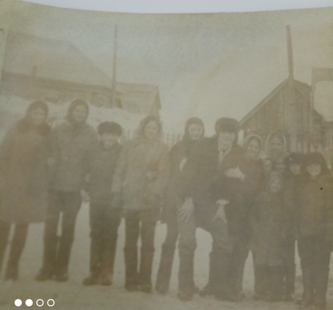 Мы с соседскими детьми на улице играем в лапту