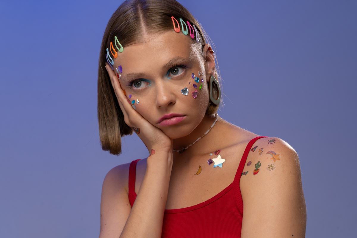 Источник изображения: freepik.com/free-photo/fun-portrait-with-decorations-face_64236867.htm