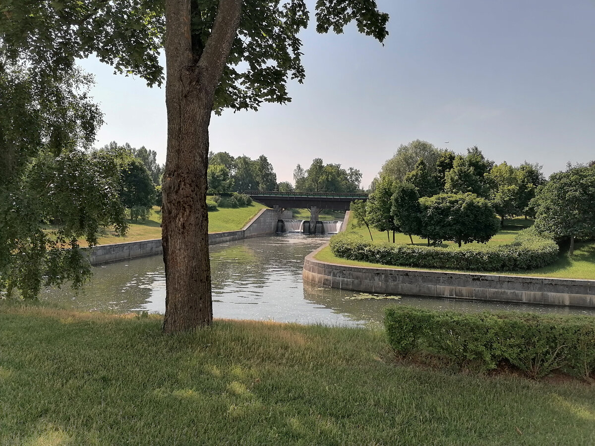 Плотина Дворцового пруда на р. Кикенка - основной источник воды для фонтанов парков Константиновского Дворца.