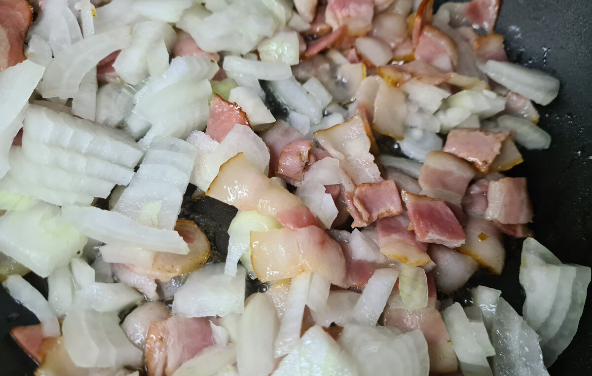 к обжаренному бекону добавляем лук