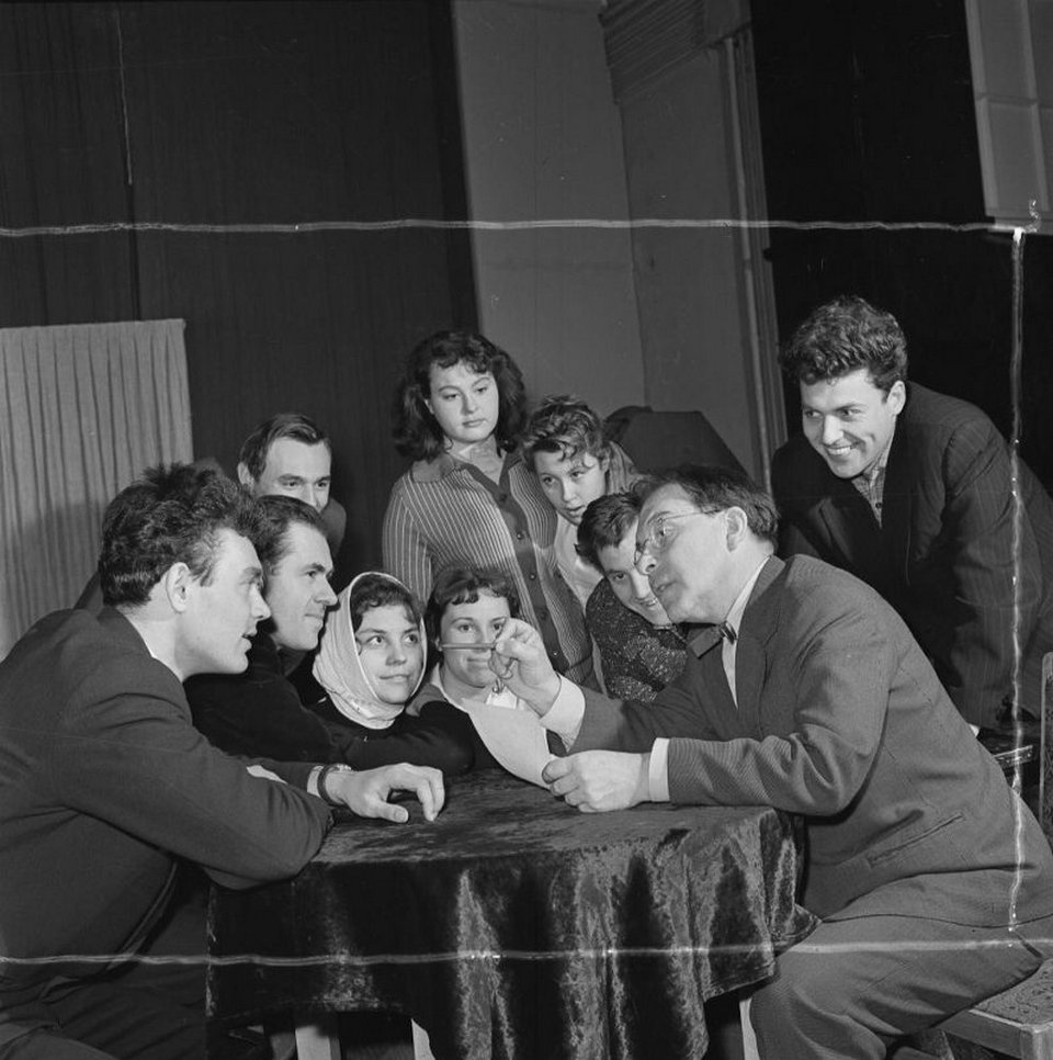1958 год. Георгий Епифанцев (крайний слева), Владимир Высоцкий и другие студенты на сценическом занятии. Фото - Козлов Дмитрий Всеволодович. https://vk.com/photo-2618_457260164