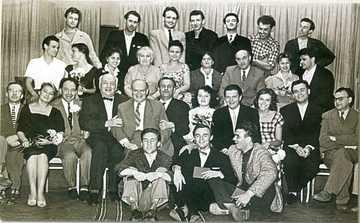 Выпуск школы-студии МХАТ с педагогами, 20 июня 1960. Слева направо 1-й ряд: В. Высоцкий, Р. Вильдан, Г. Епифанцев https://vk.com/photo-2618_294303203