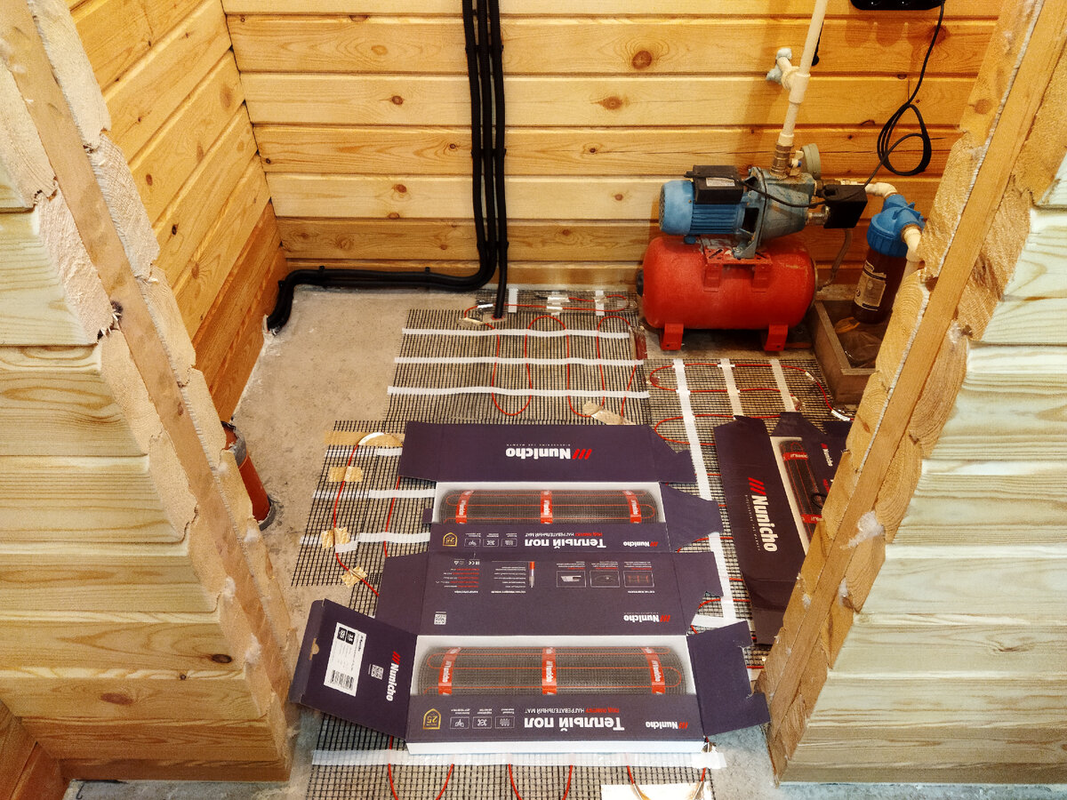 Чтобы не повредить кабель при ходьбе, накрыл маты картоном