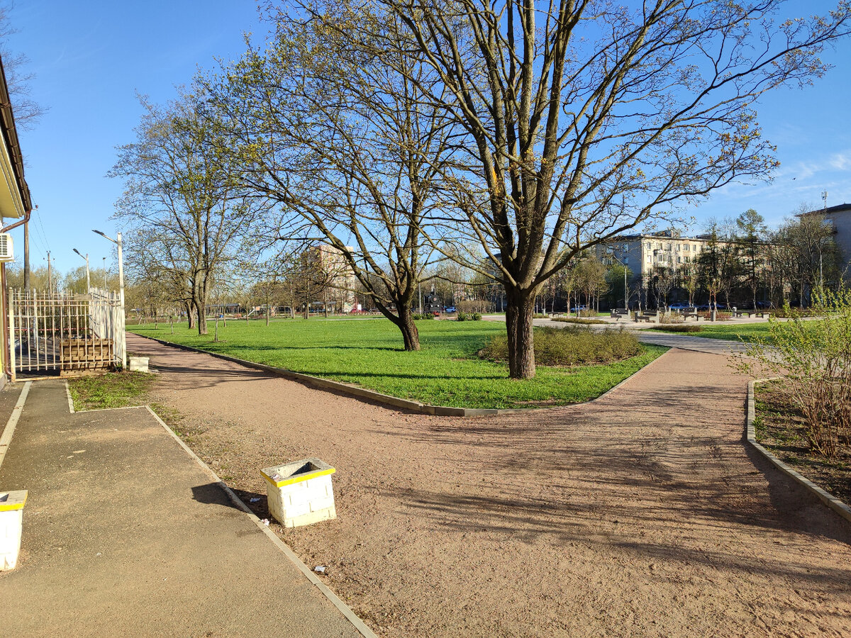 Рис. 2. Реальность - вид от ж.д. станции "Старый Петергоф"