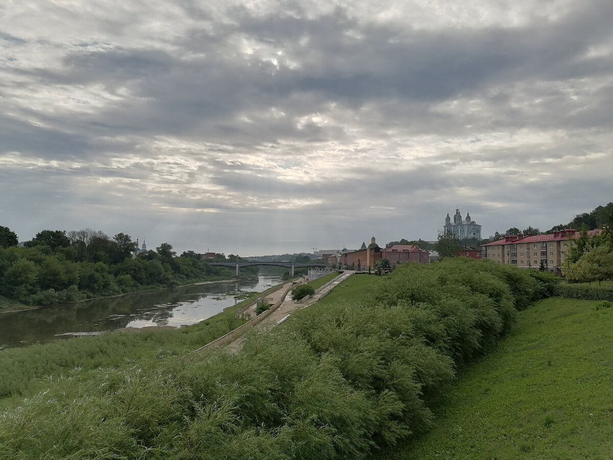 Смоленская набережная р. Днепр. Успенский мост построенный в 1944 г. на месте взорванного советскими войсками при отступлении в 1941 г. Мост реконструировали в 1970-х и 1990-х гг. В 2012 г. параллельно ему возвели пешеходный мост.