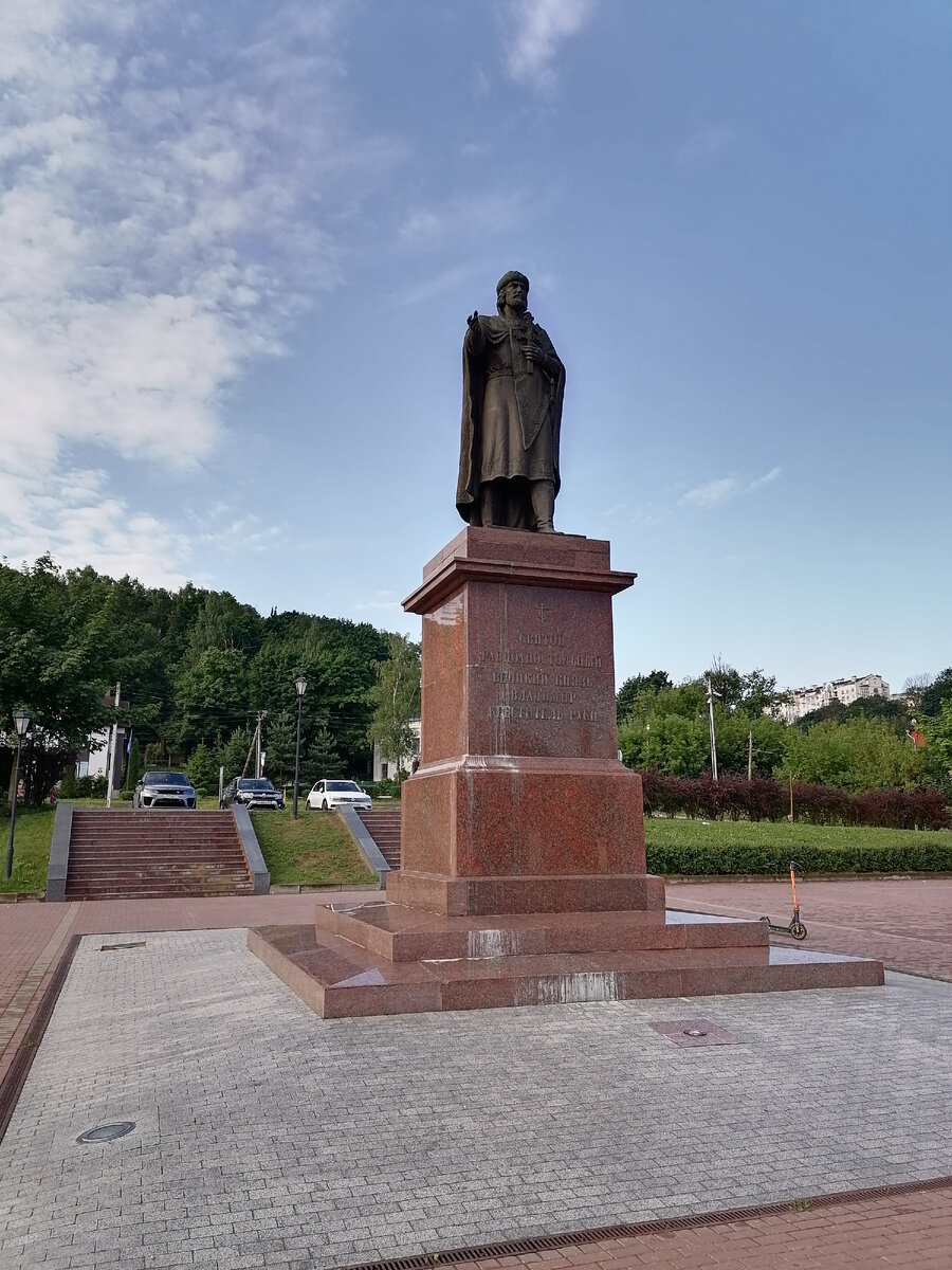 Князь Владимир - креститель Руси. Крайне спорна необходимость крещения Руси для того времени, но в длительной перспективе русское православие оказалось хорошей дополнительной скрепой государства. Но вы глубоко ошибётесь, посчитав, что многоконфессиональность это ещё лучше и крепче. В этом случае преимущество у единой религии коммунистов - атеизме.