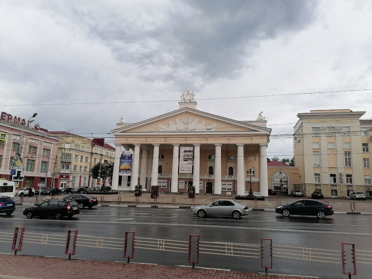 Брянский театр драмы имени А.К. Толстого (ул. Фокина, 26) в стиле сталинский ампир. Пишут что построен в 1926 г., но...