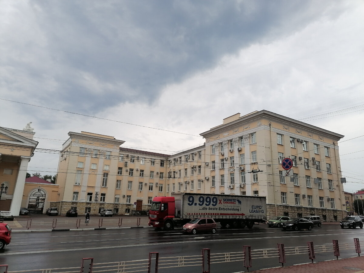 Дом Советов (просп. Ленина, 33) тоже построен в 1926 г., но у него только немного изменён декор.