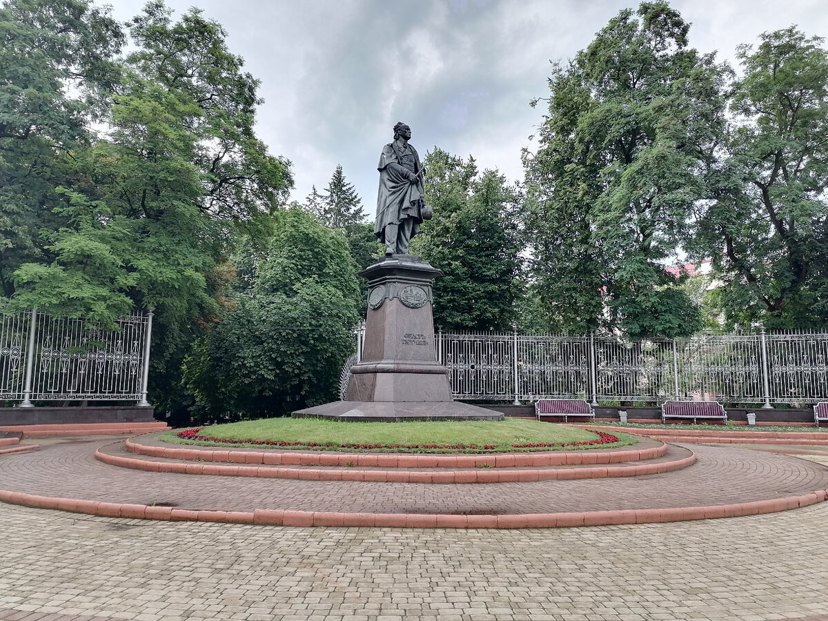 Памятник Фёдору И. Тютчеву в парке его имени установлен в 2003 г. - год его 200-летия. Усадьбу поэта и дипломата в Овстуге мы вчера пппроехали - был уже перебор.