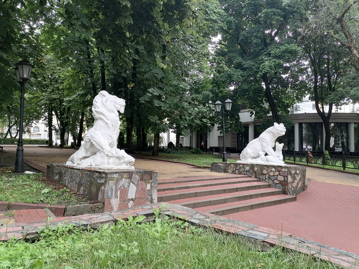 У выхода из парка им. Ф.И. Тютчева на ул. Фокина стоит группа жанровых скульптур "Семья львов" изготовления послевоенных времён. Скульптуры очень похожи на те, что стоят на гротах парка Лопатина в Смоленске. Тема львов смягченная идеей семьи была в моде в Союзе сразу после ВОВ.