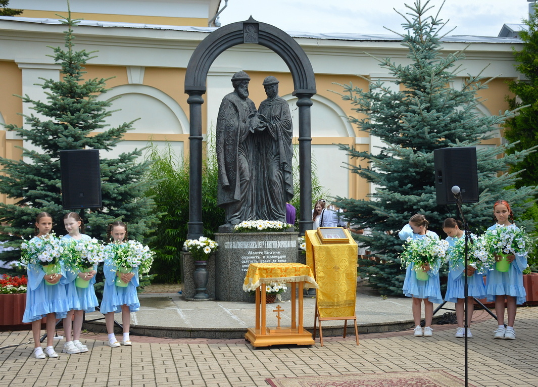 Празднование Дня семьи, любви и верности в храме Рождества Пресвятой Богородицы