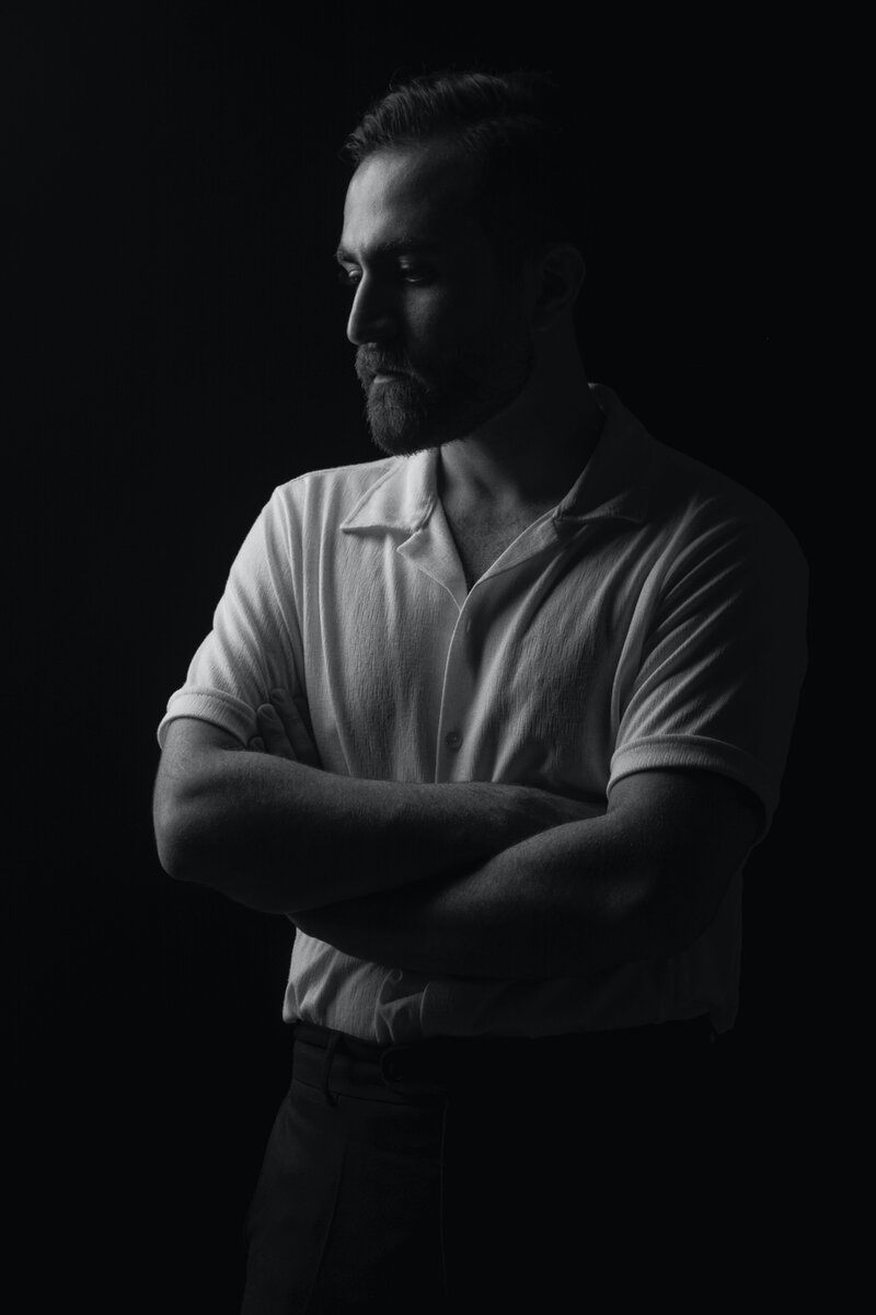 Скрещенные руки на груди. Фотография взята из открытого источника https://www.pexels.com