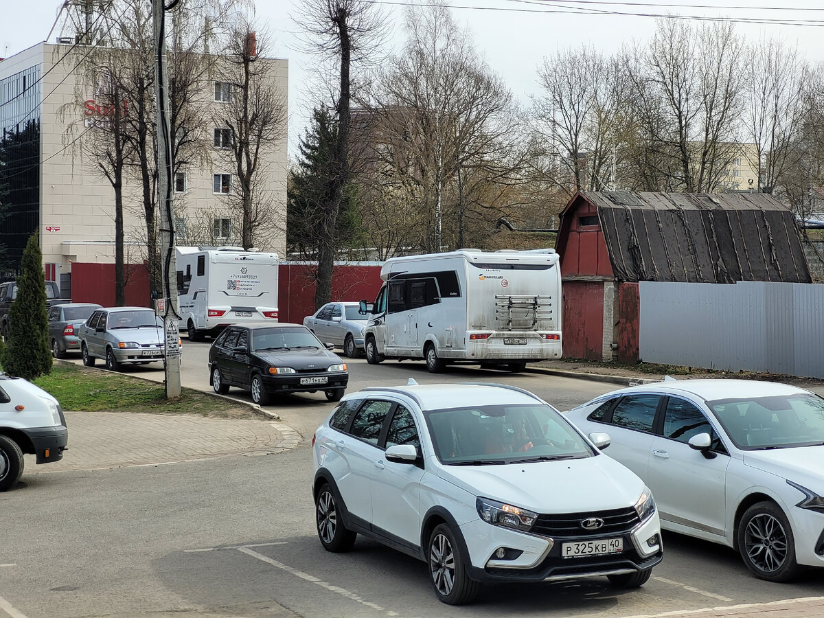 Первый автодом - наш, а второй прокатный от "Яхты на колёсах". Молодёжь из Москвы тоже путешествует по стране.