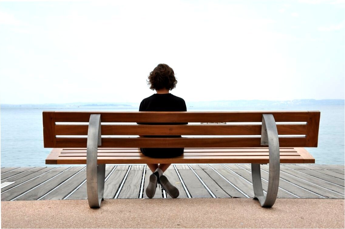 Одинокая скамейка. Это одиночество. Идеи которые помогут решить одиночество. Одинокая успешная женщина. Это одиночество.