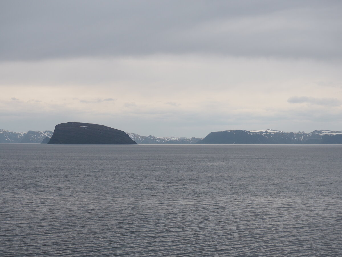 Пейзажи вокруг Хаммерфеста. Слева - 300-метровая скала Хоойя.