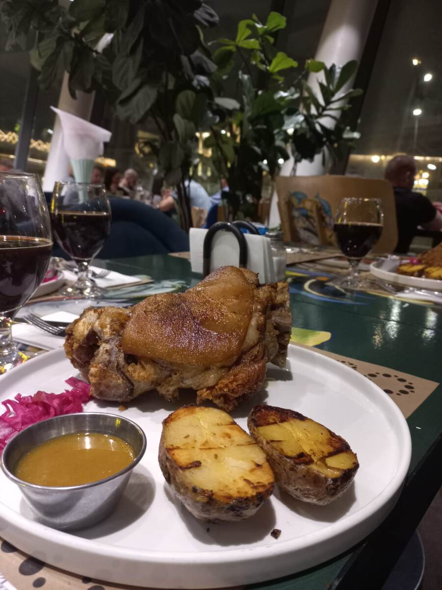 Вчера с подругами ходили в ресторан. Свиная рулька и тёмный портер, а главное позитивное общение. Стоимость чека 1300 рублей. Ресторан в парке Зарядье, из окна Кремль видно