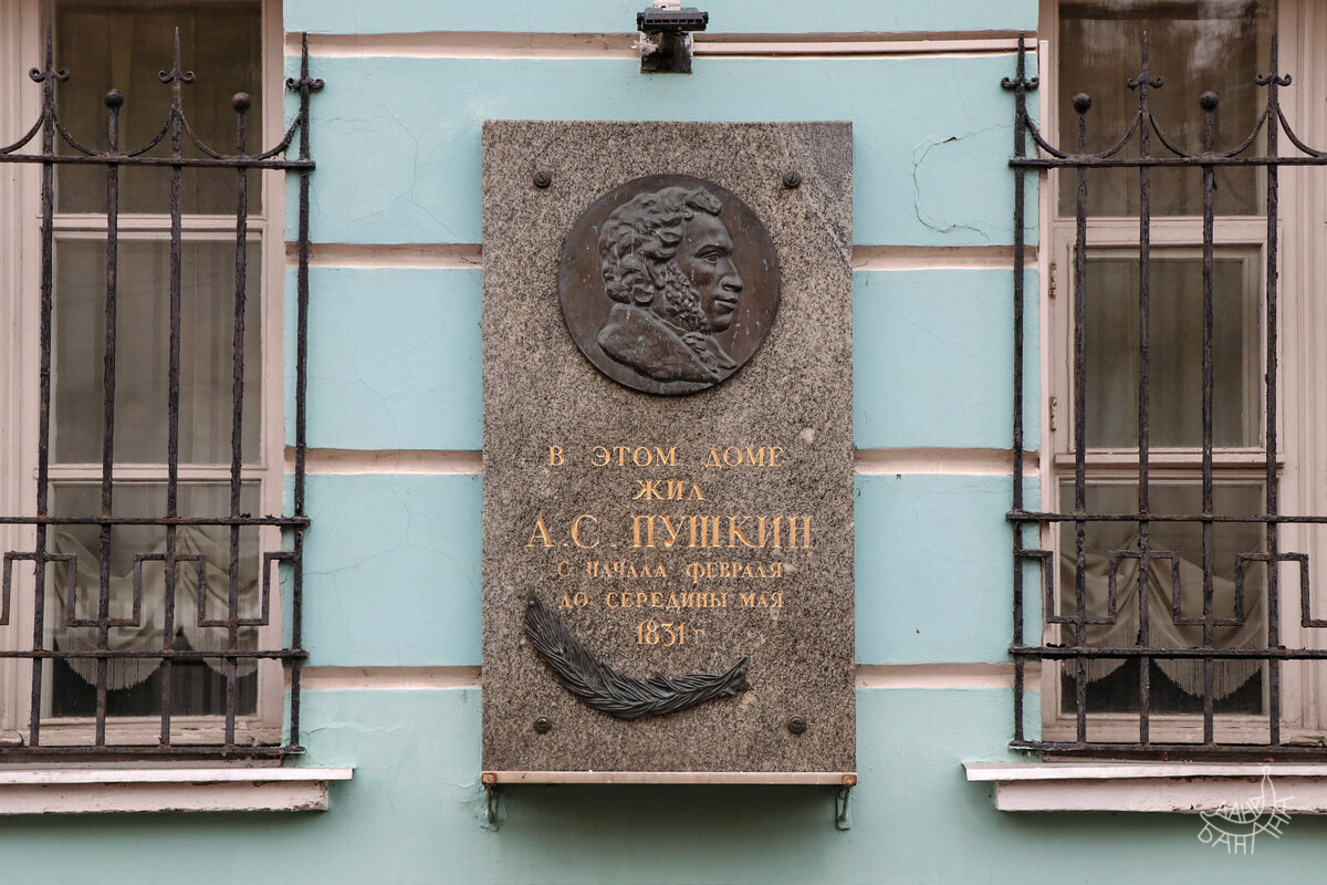 Грозный профиль поэта на их с Натахой хате на Новом Арбате