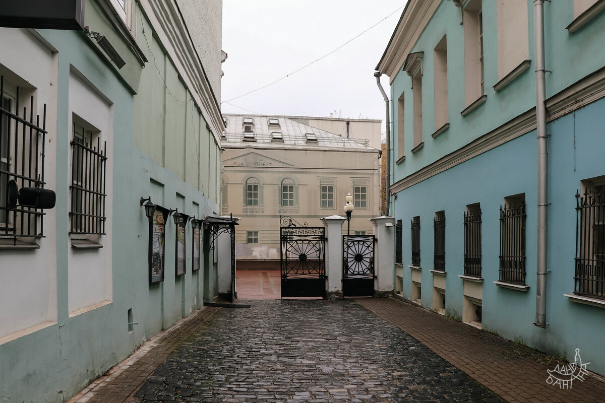 Вид на Арбат с места в районе крыльца
