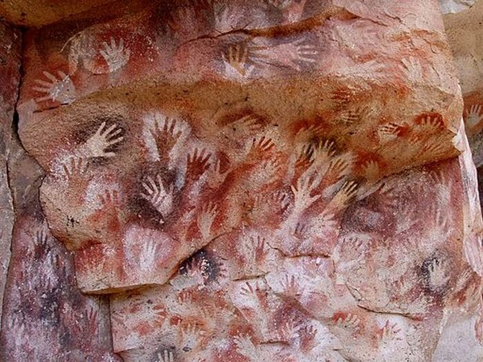 «Пещера рук» в Куэва-де-лас-Манос, Аргентина. 9000-13000 лет.