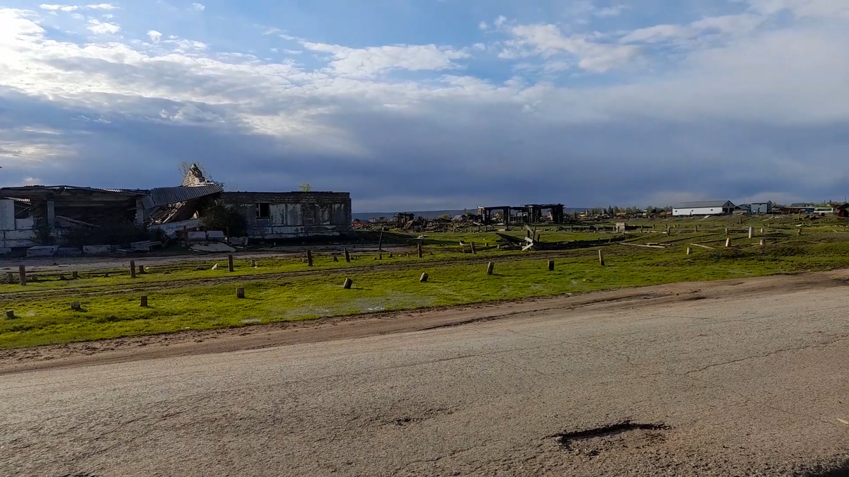 Когдато был Малый комплекс для содержания коров и рядом деревянные стояли. 