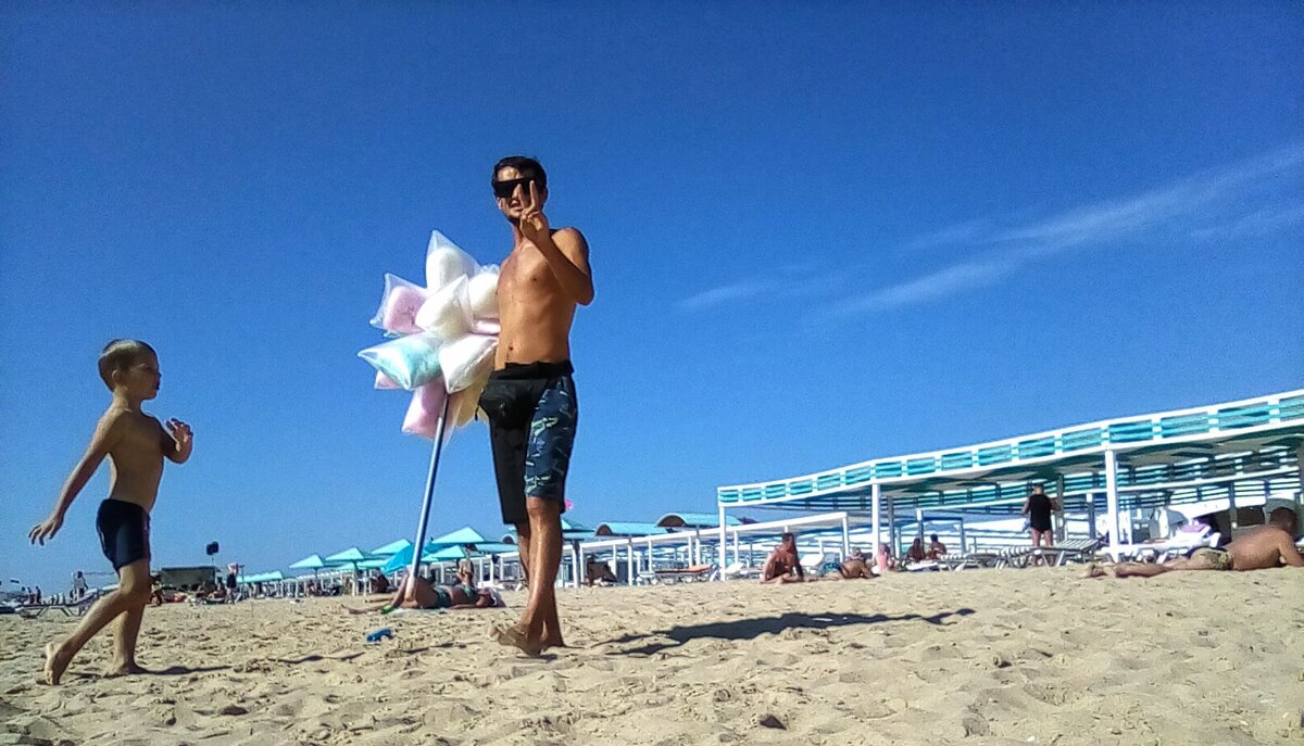 Пляж Паралия. Витязево. Фото автора. Сахарная вата за 200 руб.