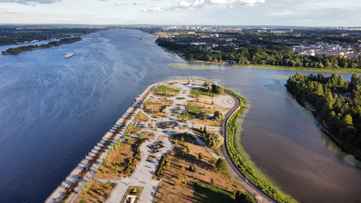 Парк Стрелка в Ярославле на Волге. Автор фото: Michael Medovnikov. Источник: https://unsplash.com/photos/aerial-view-of-green-grass-field-near-body-of-water-during-daytime-ee9k1sSZJZo