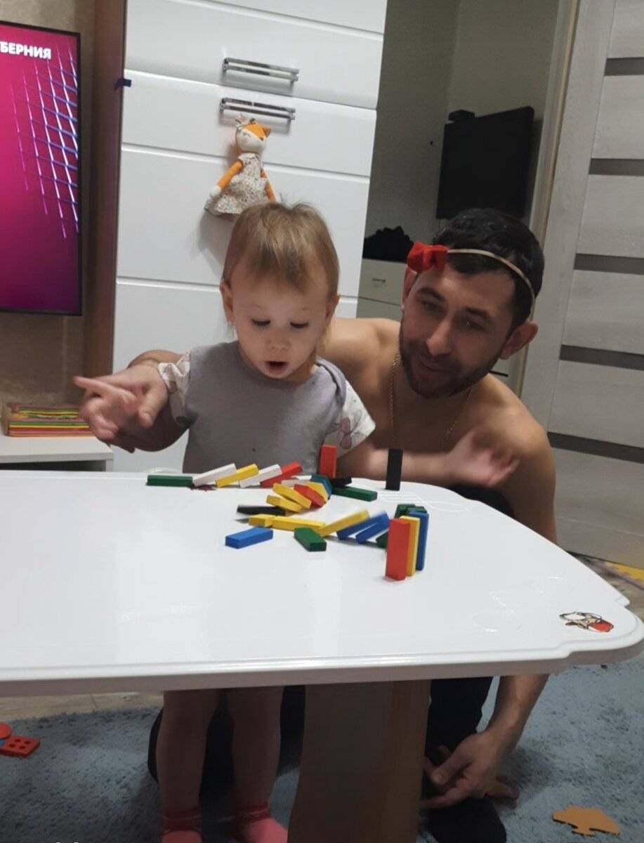 Алиса нарядила папу в бантик. И игры по типу - домино.