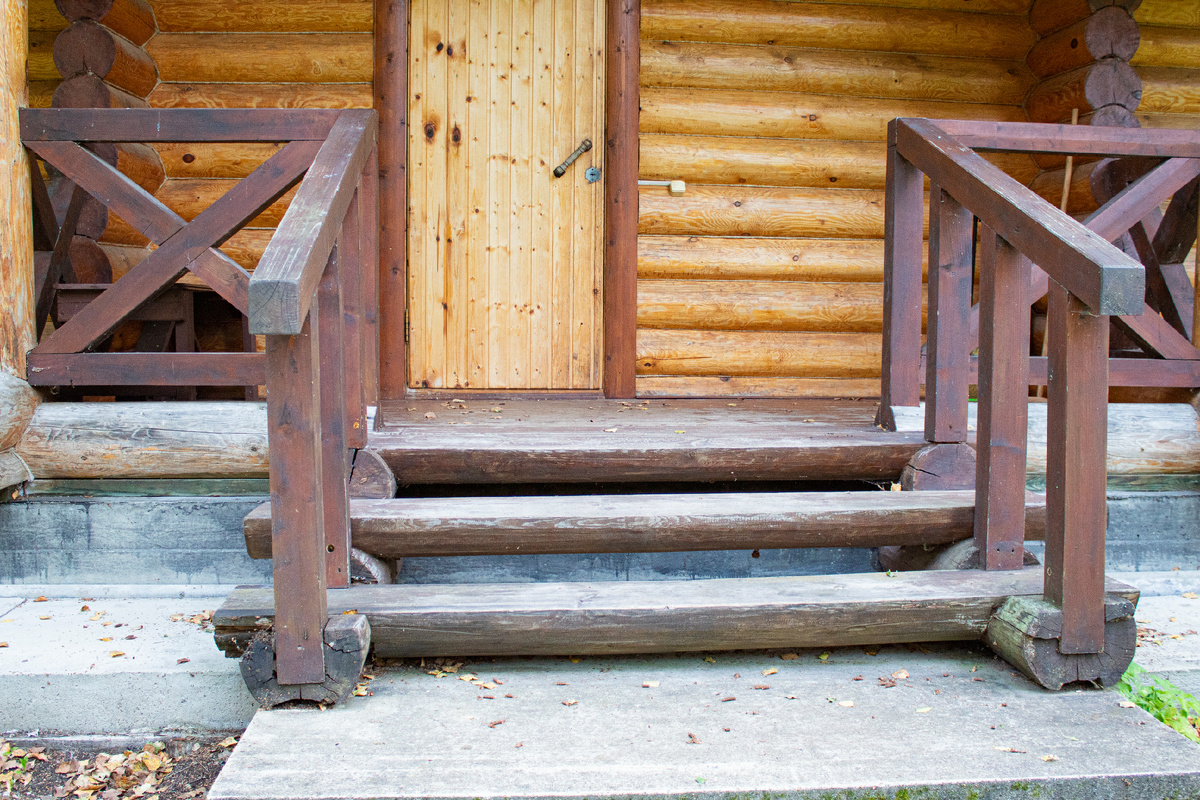 Деревянное крыльцо частного дома