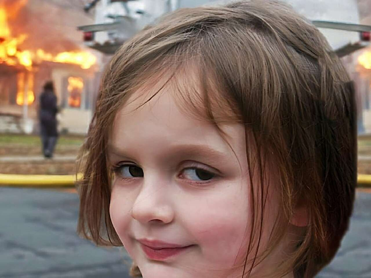 Девочка с горящим домо. Девочка катастрофа мем. Девочка катастрофа. Девочка на фора горящего дома. Девочка с горящим домо.