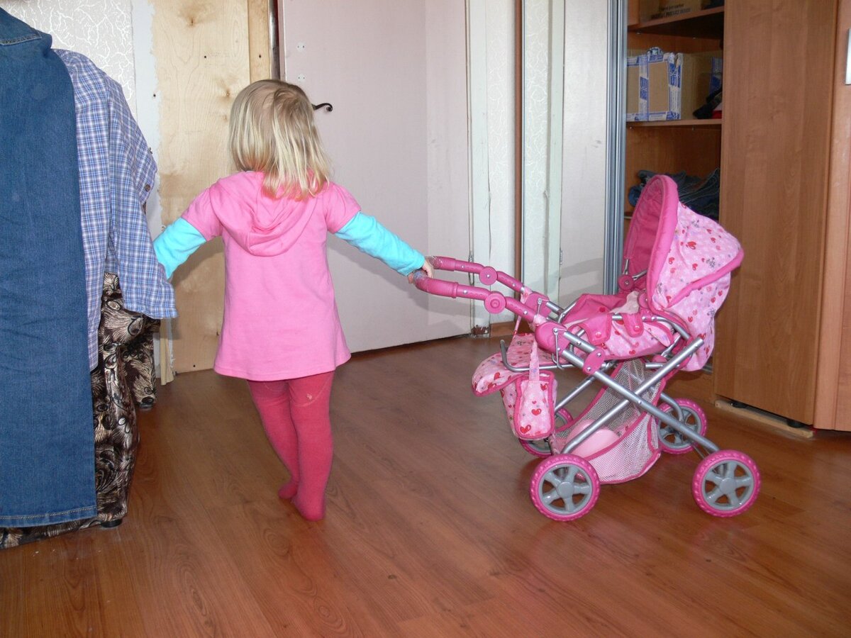 Типичная женская поза с коляской