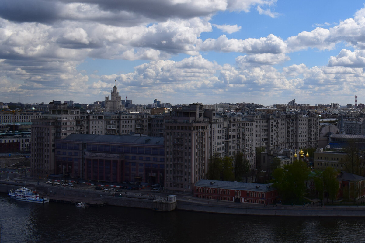 Загадка №2: "Дом на набережной". Фото автора канала "Приключения Тома Сойера". 