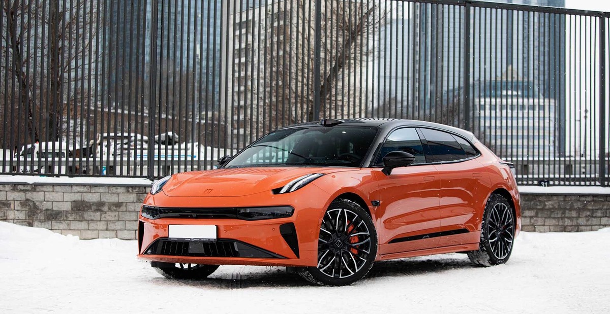 Китайский электромобиль Zeekr 001 в автосалоне компании "Юнити Авто" в Москве
