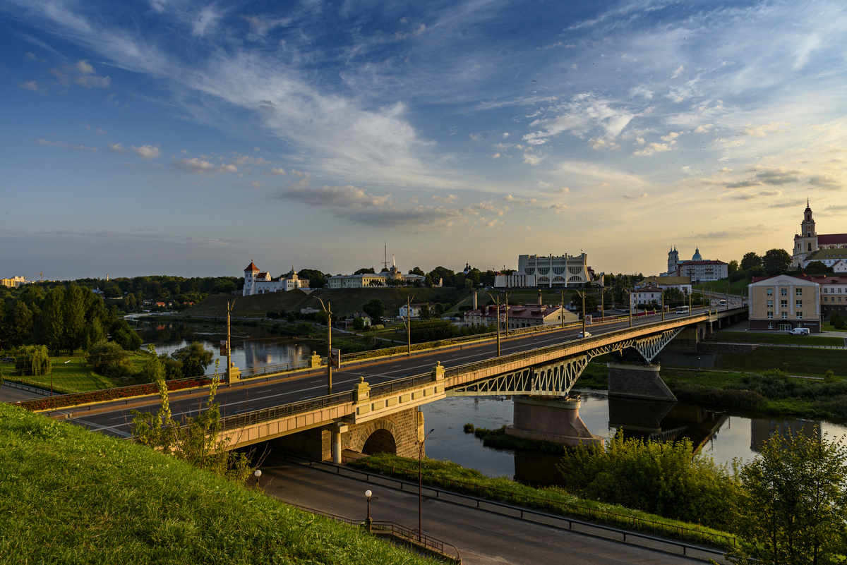 Гродно, Белоруссия, вид исторического моста через реку Неман