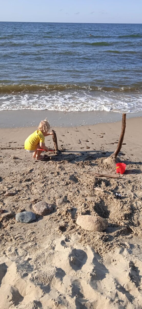 Для иллюстрации - парень, который упорно вкапывает бревна вертикально в песок. И у него почти получается.