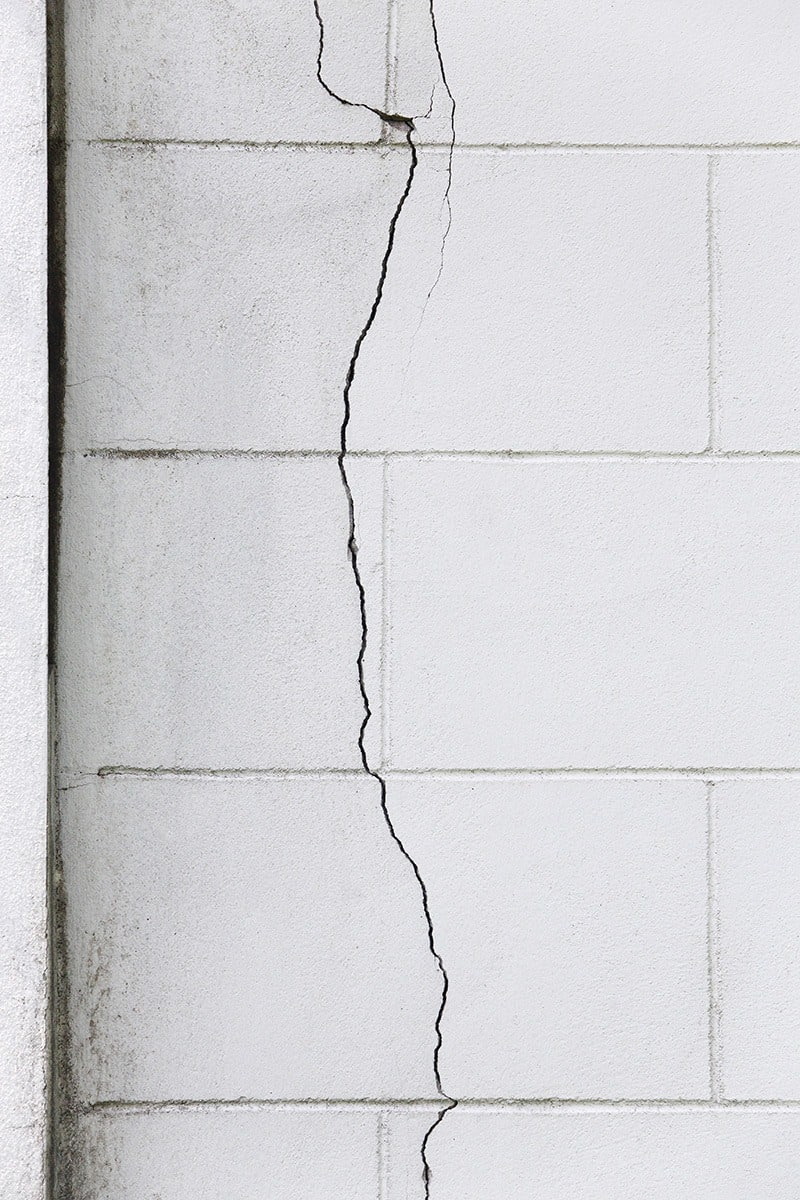 Вертикальная трещина в стене. Трещины в стенах из газобетона. Трещины в газобетонных стенах. Вертикальные трещины в стенах. Газобетон трещины в стене.