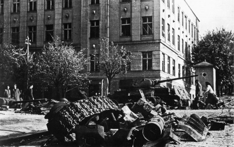 Подбитый Т-34-85 на улице белграда.