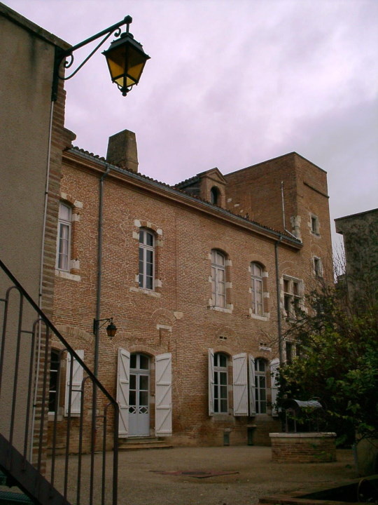 Задний двор дома в Бомон-де-Ломань, где родился Пьер Ферма. Справа можно заметить пристроенную к дому башню со смотровой площадкой // Источник: Wikimedia Commons (Klaus Barner, CC BY-SA 3.0) https://commons.wikimedia.org/wiki/File:Geburtshaus_Rueckseite.jpg