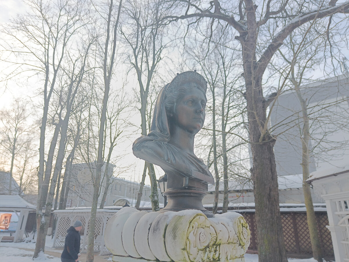 Бюст королевы Луизы в сквере королевы Луизы