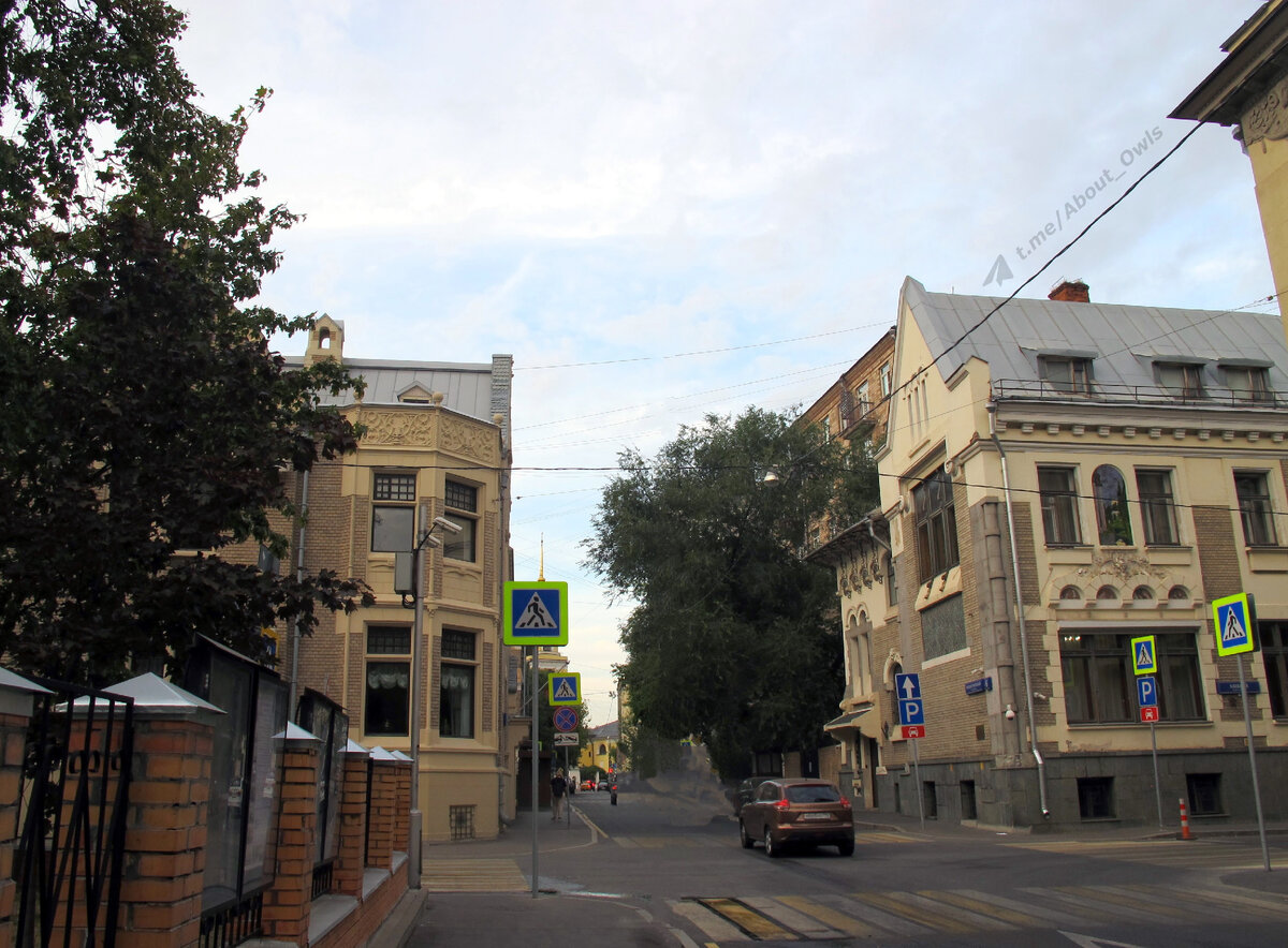 Вид вдоль Малого Ржевского переулка: справа – дом Соловьёва, слева – особняк Некрасова. Фото – август 2022