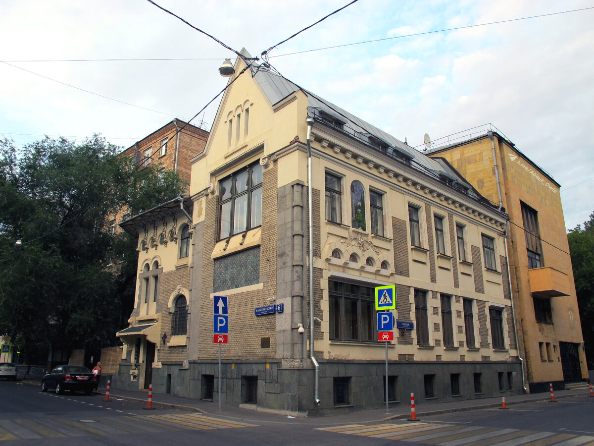 Кубическая пристройка появилась у особняка Соловьёва в середине XX века. Фото – август 2022