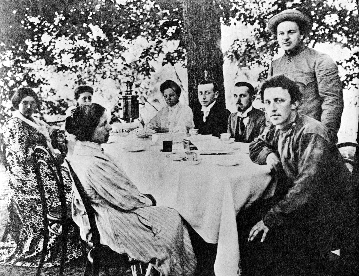 Александр Блок в кругу семьи в своем имении Шахматово