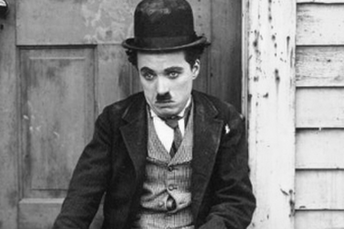 На фото Чарли Чаплин. Бродяга – трагикомический киноперсонаж