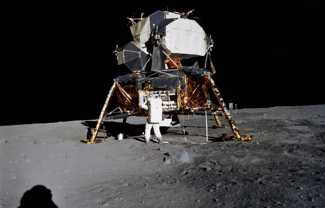 Фотоснимок из альбома "Аполлон-11"