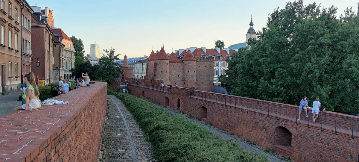 Крепость вокруг старого города.