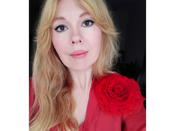 Художник Мария Ратникова.     Обратите внимание на розу- украшение, сделанное Марией из арт-войлока                                                                                                                       